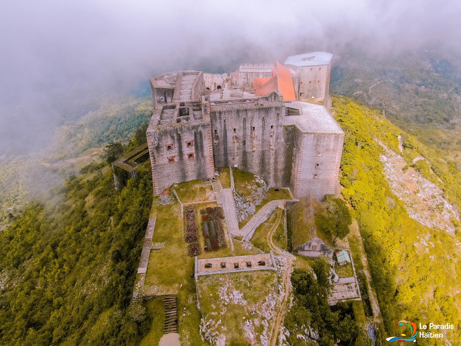 Eksplore trezò touristik ak istorik Ayiti